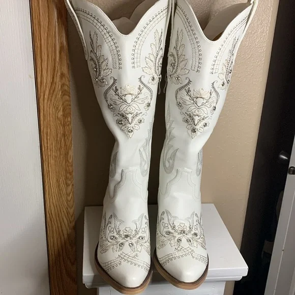 Western Floral Embroidered Rhinestone White Boots NEW in box - Picture 6 of 8